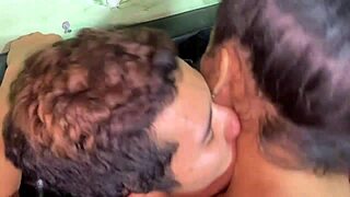 le ordeño sus grandes tetas a mi amiga y le follo su coño 😏