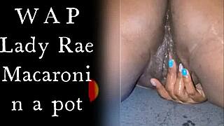 Lady Raex rasa emosi kuat jari memek punggung basah dekat close-up