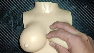 Me hago una paja rusa con las pequeñas tetas de dolly