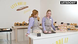 Teen 18+ bagere kommer i lesbisk affære på arbejde, kysser og slikker