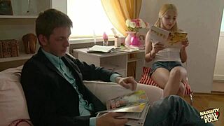 Sød uskyldig blondine giver alle huller til mentor