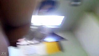 Sexy babe delivers ricos sentones. 🔥