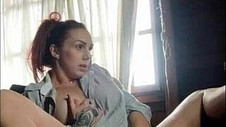 Brasileira cheia de tes�o siririca assistindo porn� - completo no red