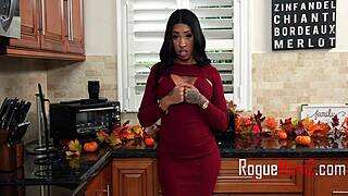 Belle-mère et moi nous relayons pour baiser notre cousine par alliance