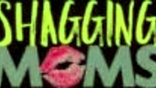 장난꾸러기 아름다운 브루넷 큰 가슴 검은 큰 단단한 자지에 박힘