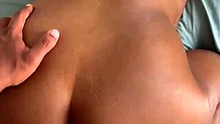 arrombando o rabo da preta tudo melado como deve ser