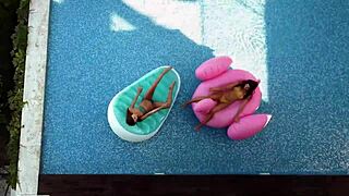 Ωριμες φίλες γαμάνε η μία την άλλη με στραπόν - Ένα κορίτσι ξέρει