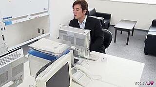 パンティーストッキングの日本人秘書が大きな自然な垂れ乳で同僚を誘惑してオフィスでセックス！