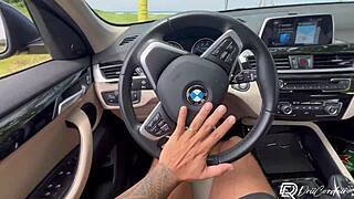 Dostala sperma na kozy z ohnuté psí polohy s tetovanou holkou na pláži!