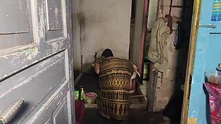 Ibu Tiri Memasak Sambil Masturbasi Di Dapur Dengan Tits Alami Besar