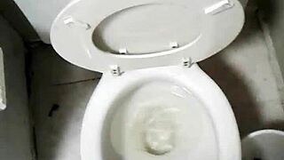 Увидела нюд и обоссалась в душе лол