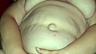 Frotándose el clítoris hasta correrse fuerte