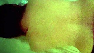 entro al cuarto mientras se vestia