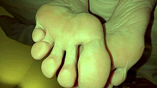 Stepdaughter teaches friends anal winking on webcam!