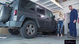 MILF excitată își folosește pizda pentru reducere la reparația mașinii 😏