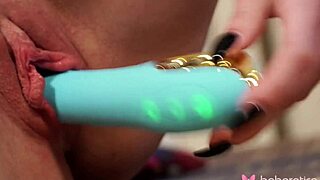 Solo black-haired model veronica reaches orgasm in close-up fingering