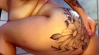 assisti ela dançar e depois brincar com o cuzinho de baixo do chuveiro