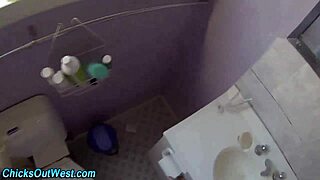 ليزبية سمينة حقيقية تلحسها في الهواء الطلق