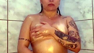 assisti ela dançar e depois brincar com o cuzinho de baixo do chuveiro