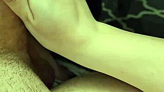 Он трахнул мое лицо и кончил на очки с большими натуральными сиськами