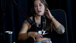 Flor De Damiana's Exhibitionist Pussy Sucking