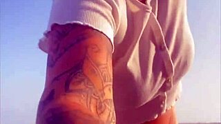 Ryšavka bliká veľkou opuchnutou pičkou na pláži!