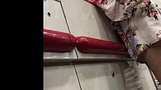 V trgovini vroča babica podgledana z upskirt pogledi