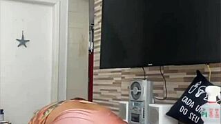 limpando casa com buceta rachando exhibitionist