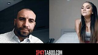 Hijastra cachonda tiene videollamada traviesa con padrastro