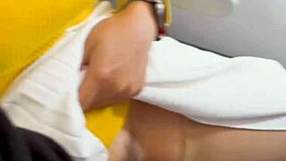 Vietnamlı genç 18+ ıslak amını el sikişiyle samimi ev yapımı keşfediyor