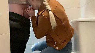 Mi novio me invita a cenar y luego me folla el culo en el baño del restaurante