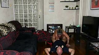 I entice the policeman who came to arrest me