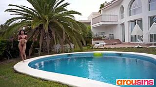 helina dream plays with her pussy in solo session