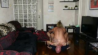 I entice the policeman who came to arrest me