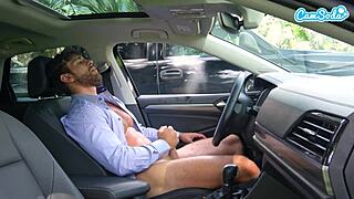 Camsoda - MILF ujame mladega 18+ fanta pri samozadovoljevanju na javnem in mu pomaga končati