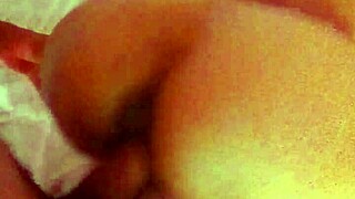 Gadis latina berambut perang 18+ membongkok doggystyle rakan sebilik video baru