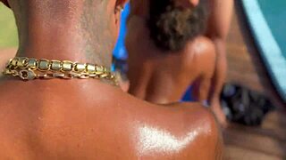 Putaria na Piscina com Várias Novinhas Flashing Big Tits and Asses