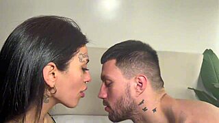 Latina se dusí na monstrem