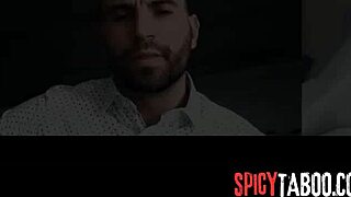 Hijastra cachonda tiene videollamada traviesa con padrastro