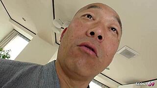 スリム日本人熟女、大きなシリコンおっぱいで無修正JAV中出し誘惑