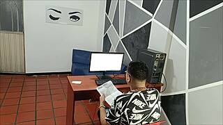 El no esperaba compañía pero su hermanastra tenía otros planes intensos