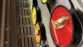 Mi novio me invita a cenar y luego me folla el culo en el baño del restaurante