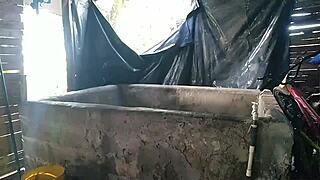 Tenemos Escasez De Agua En El Barrio Asi Que Voy Al Pozo De La Vecina Para Que Me Regale Agua Y Tambien Una Buena Follada