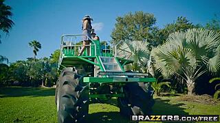 BIG BUTTS LIKE IT BIG - SWAMP BUGGY BOOTY