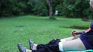 mujer mirona me masturba al aire libre en un parque publico