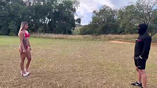 minha esposa dando na minha frente no campo de futebol eu gravando tudo 😏