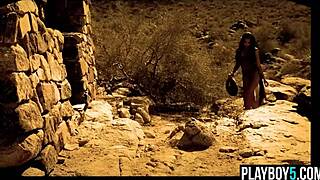 This pretty black milf loves showing off her body in striptease 😘