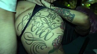 Policial da putaria transando com meliantes - policial transando com homem que abordou no meio da rua - policial feminina algemada transando e dando a bucetinha -gozando na boca da policial safada