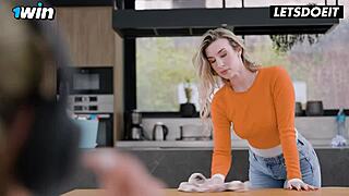 Kenia, den smutsiga styvmamman, knullar sin stor kukade styvson