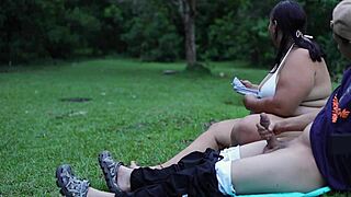 mujer mirona me masturba al aire libre en un parque publico